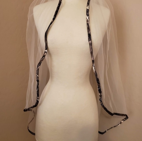 Camo Wedding Veil - Picture 2 of 4